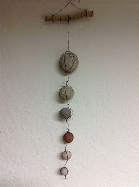 Rock Hanging Decor, Rock And Wire Art, Rock Chain Diy, Rock Sun Catcher, Macrame Rocks Diy, Rock Display Ideas Diy, Macrame With Rocks, How To Make A Rock Holder Necklace, Hanger Diy