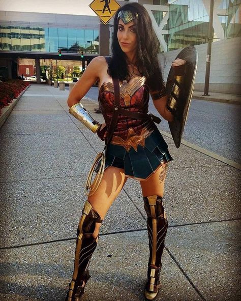 Wonder Woman Cosplay. Meow... Wonder Woman Halloween, Wonder Woman Halloween Costume, Woman Cosplay, Cosplay Pictures, Wonder Woman Cosplay, Woman Costume, Comics Characters, Dc Cosplay, Wonder Woman Costume