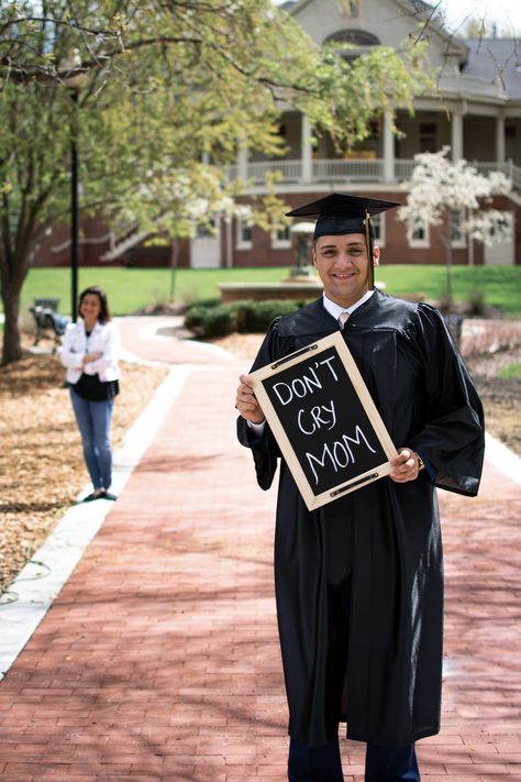 High Graduation Pictures Senior Year, High School Graduation Party Ideas Class Of 2023, Sibling Graduation Photoshoot, Grad Party At Park Shelter, Baseball Senior Pictures Cap And Gown, Senior Picture With Parents, Graduation Pictures With Friends Boys, Graduation Cap And Gown Picture Ideas, Boy Graduation Picture Ideas