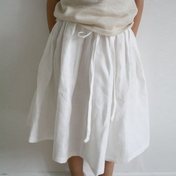 Simple mais avec tuto quand même  http://www.fabrics-store.com/blog/2010/05/06/wrapped-up-how-to-sew-a-linen-skirt/ Linen Skirt Pattern, A Line Skirt Pattern, Wrap Skirt Pattern, Simple Skirt, Skirt Tutorial, Diy Vetement, Diy Skirt, Skirt Patterns Sewing, Sewing Skirts