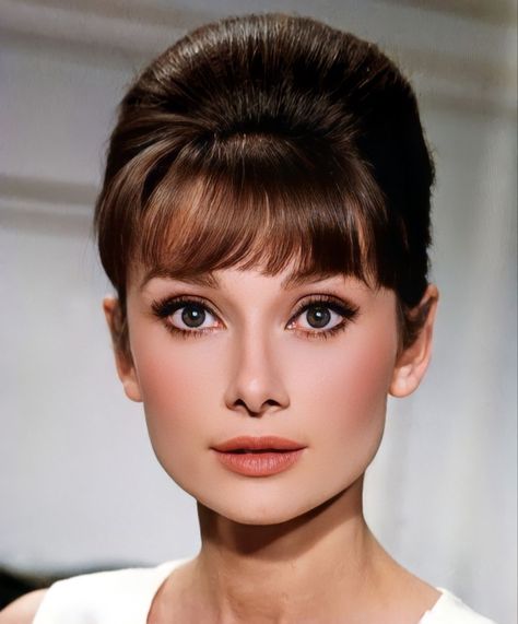 Paris When It Sizzles, Audrey Hepburn Makeup, Audrey Hepburn Hair, Comic Faces, Audrey Hepburn Pictures, Aubrey Hepburn, Audrey Hepburn Photos, Audrey Hepburn Style, Hepburn Style