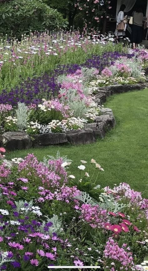 Sims Garden, Vintage Gardens, Flower Landscaping, Small Cottage Garden Ideas, Stone Walls Garden, Country Cottage Garden, Sloped Garden, Flower Landscape, Garden Girls