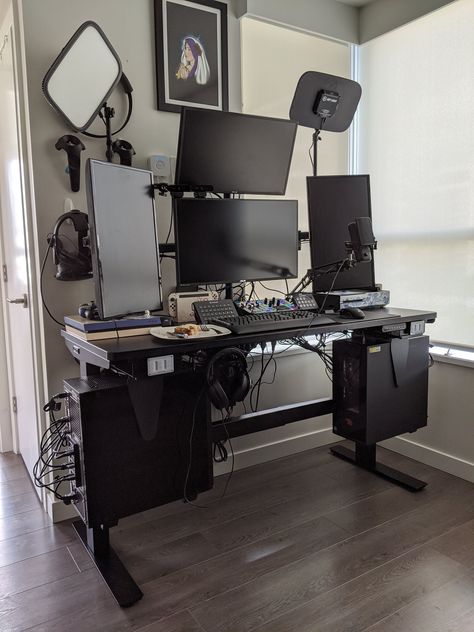 Man Cave Ideas, Gta Vi, Modern Home Offices, Setup Gamer, Dream Desk, Computer Desk Setup, Home Studio Setup, Desktop Setup, Video Game Rooms