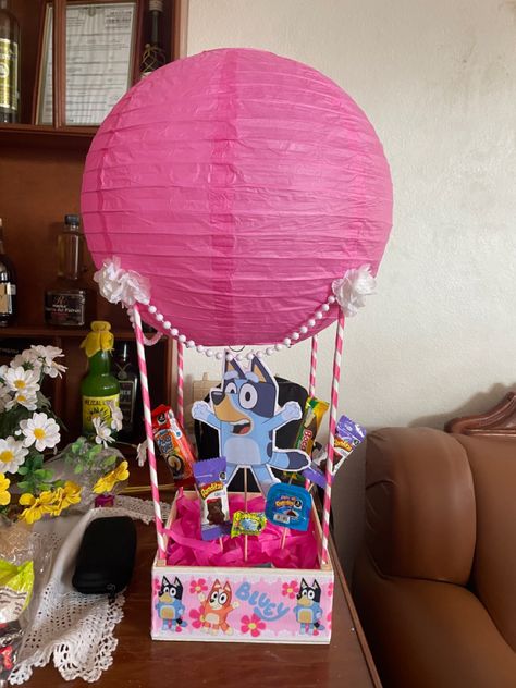 Bluey centro de mesa fiesta infantil Bluey Birthday Party Ideas Girl Centerpiece, Bluey Birthday Centerpieces, Bluey Centerpiece Ideas, 2nd Birthday Bluey, Bingo Birthday Party, Bingo Birthday, Fiesta Bluey, Bluey Y Bingo, Bluey Birthday Party