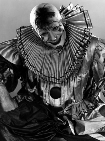 Black & Grey Photo of Clown wearing Ruffle / Frill Neck Collar Clown Film, Old Circus, Pierrot Clown, Circus Sideshow, Dark Circus, Lon Chaney, Send In The Clowns, Circus Performers, Night Circus