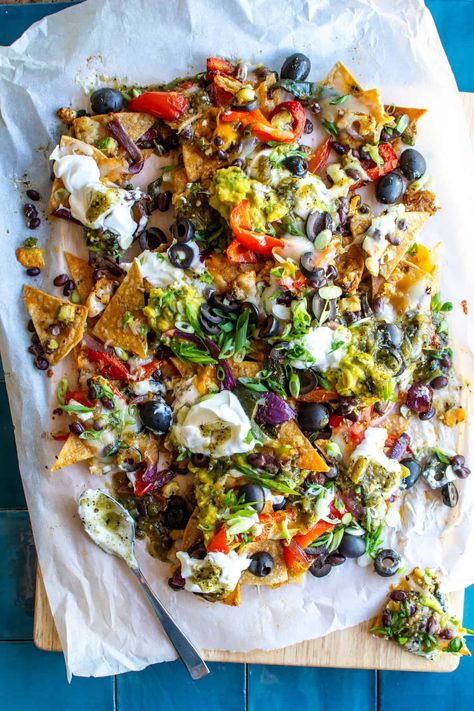 Roasted Veggie Fajita Nachos Fajita Nachos, Creamy Chicken Enchiladas Recipe, Best Nachos, Veggie Nachos, Veggie Fajitas, Roasted Veggies In Oven, Vegetarian Nachos, Tostada Recipes, Mexican Appetizers