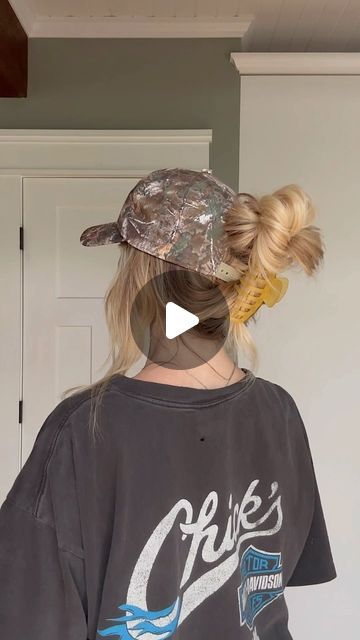 TORIE BLISS on Instagram: "Have you seen this claw clip hack ☀️💛✨  Summer hairstyle, easy hairstyle, claw clip hairstyle, messy bun, quick hairstyle" Messy Bun Quick, Hairstyle Claw Clip, Claw Clip Hairstyle, Quick Hairstyle, Clip Hairstyle, Hairstyle Easy, Clip Hairstyles, Easy Hairstyle, Quick Hairstyles