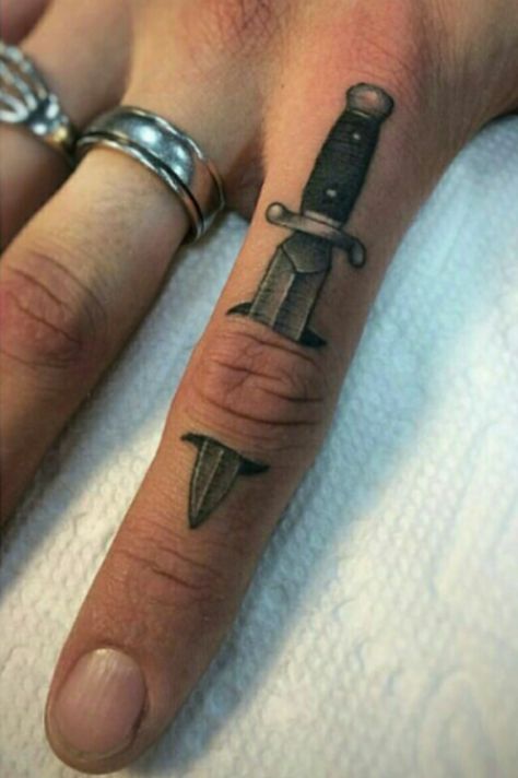 Tatuje chido Pure Tattoo, Middle Finger Tattoos, Tato Minimal, Small Finger Tattoos, Knife Tattoo, Finger Tats, Small Tats, Dot Tattoos, Sharpie Tattoos