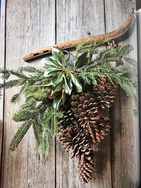 Christmas Woodsy Decor, Indoor Wreath Decor, Pinecone Swag, Country Christmas Decorations, Pine Cone Crafts, Christmas Swags, Holiday Crafts Christmas, Rustic Wreath, Deco Floral