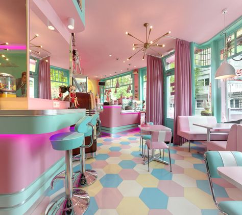 The belgium diner Lebalmoral chose Tarkett's iD Mixonomi to compliment its main room's vintage atmosphere: with nested touches of soft pink, blue and yellow, the floor becomes the interior design's centerpiece. #restaurant #design #interior #pinkinterior 50s Interior, Diner Aesthetic, Bakery Design Interior, Retro Cafe, Cafe Shop Design, Retro Diner, American Diner, Bakery Design, Crochet Work