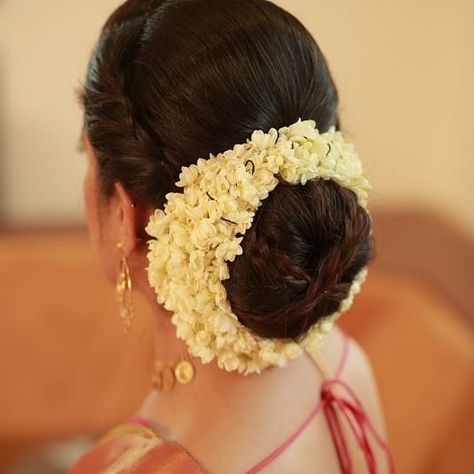 Indian Bun Hairstyles, Flower Gajra, Bridal Hairstyle Indian Wedding, Hair Style On Saree, Flower Bun, Saree Hairstyles, Double Buns, Wedding Bun Hairstyles, Wedding Hairstyles Medium Length