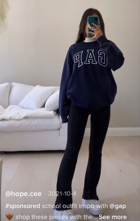 Gap Sweatshirt Outfit, Uni Fits, Fashion Tiktok, Gap Sweatshirt, Sweatshirt Outfit, School Outfit, Casual Style, Gap, Sweatshirts