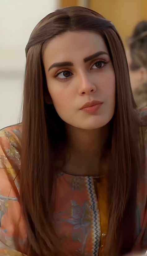 Pakistani Actress Pics, Pakistani Makeup Looks, Pakistan Actress, Suno Chanda, Hair Style On Saree, Actress Hairstyles, Iqra Aziz, Pakistani Wedding Outfits, Makeup Mistakes