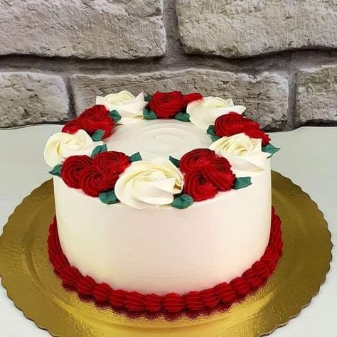 Pretty Cake Designs Birthday, White Cake With Red Flowers, Red And White Cake Ideas, Cake Decorating Designs Simple, Cute Simple Cake Designs, Red Cake Decoration, Cake With Red Flowers, Simple Cake Design, Floral Cake Design