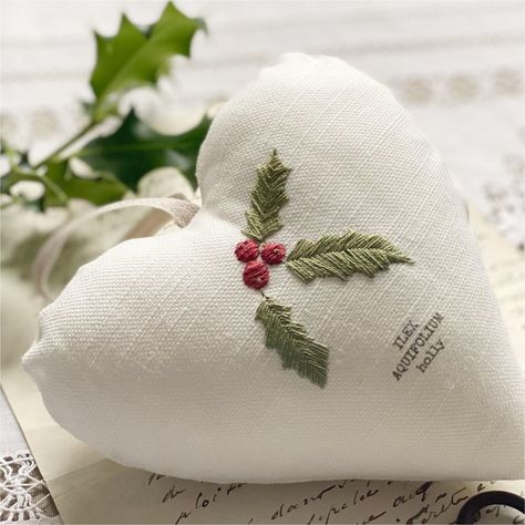 Christmas Hand Embroidery, Heart Project, Secret Squirrel, Flowers Hanging, Sewing Patchwork, Heart Projects, Christmas Embroidery Patterns, Pretty Heart, Fabric Hearts