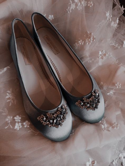 Ball Shoes Aesthetic, 1800 Shoes, Medieval Shoes Women Royal, 1800 Shoes Women, Bridgerton Shoes, Regency Era Shoes, Regency Shoes, 1800 Aesthetic, Medieval Shoes