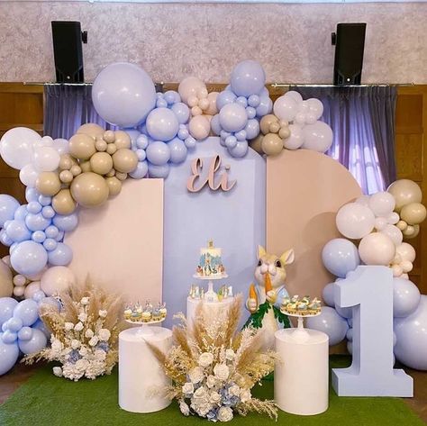 Half Circle Backdrop, Giraffe Baby Shower Theme, Christening Theme, Balloon Flower Decorations, Christening Themes, Gold Theme Party, Easter Theme Party, Balloons Design, Party Planning Business