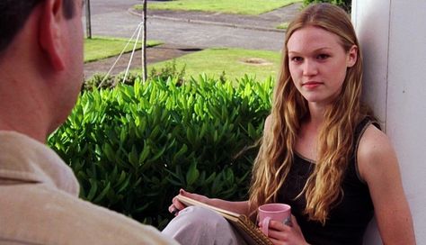 Kat Stratford Blonde Movie Characters, 90s Movie Character, Kat Stratford, Blonde Movie, Glow Lotion, 10 Things I Hate About You, Julia Stiles, 90s Movies, Gwyneth Paltrow