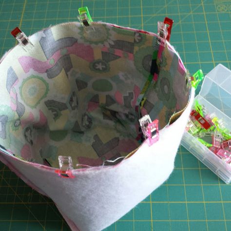 Baby Storage Ideas, Crochet Ideas Aesthetic, Aesthetic Knit, Fabric Basket Tutorial, Diy Sewing Gifts, Baby Storage, Úložný Box, Fabric Bowls, Fabric Basket