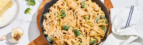 Cheesey Broccoli, Skillet Casserole, Alfredo Casserole, Chicken Main Dish Recipes, Chicken Alfredo Casserole, Chicken Smothered, Easy Breakfast Brunch, Chicken Broccoli Alfredo, Broccoli Alfredo