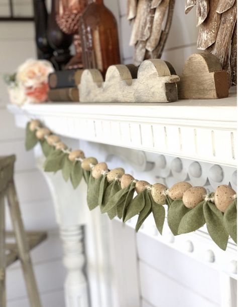 Leaf Garland Diy, Diy Garland Ideas, Felt Leaf Garland, Felt Flower Garland, Felt Leaf, Fall Leaf Garland, Garland Ideas, Cricut Shirts, Garland Diy