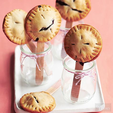 No need to serve old-fashioned slices of pie! Bake up these blueberry pie pops and serve them in Mason jars. They look great on a dessert buffet or reception tables. Cake Pop Receita, Apple Pie Pockets, Apple Pie Pops, Mini Blueberry Pies, Pie Pockets, Easy Party Desserts, Super Easy Desserts, Pie Pops, Mini Apple Pies