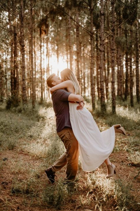 It always the best when an evening of photographs become so fluid that an engagement session turns into just getting to know some very special people. That’s what happened while capturing Thomas and Taylor’s outdoor engagement photos. Come see more of their outdoor engagement session, woodsy engagement pictures, couple engagement pictures nature, and couple engagement pictures outdoor. Book me for your Florida engagement photos or Florida engagement photoshoot at paisleysunshinewed.com. Engagement Pictures Woods Nature, Engagement Photos Rustic Ideas, Engagement Photoshoot Ideas Nature, Couple Shoot In Forest, Boho Fall Engagement Photos, Engagement Photos With Trees, Outdoor Photoshoot Couples, Forest Preserve Engagement Photos, Engagement Photoshoot Woods