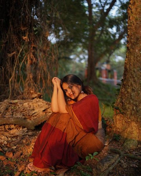 Traditional Model Photography, Traditional Saree Photoshoot Poses In Temple, Saree Shoot Outdoor, Temple Saree Photoshoot, Outdoor Saree Photoshoot, Saree Poses For Chubby Women, Traditional Photography Poses Women, Traditional Photo Ideas, Saree Look Traditional