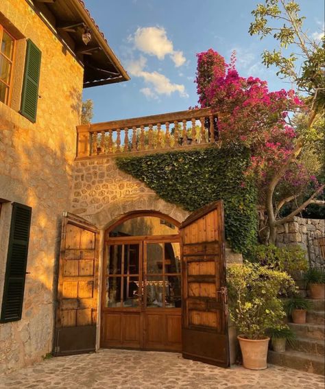 Italian Villa Aesthetic, Italian Countryside Aesthetic, Italian Countryside House, Italian Cottage, Italy Countryside, Tuscany Home, Practical Accessories, Italy House, Italy Home