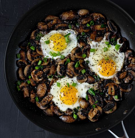 Fried Eggs with Mushrooms Breakfast Mushrooms, Mushroom Eggs, Eggs With Mushrooms, Fried Mushroom Recipes, Mushroom Breakfast, Turkish Eggs, Chicken Mole, Fried Mushrooms, Mushroom And Onions