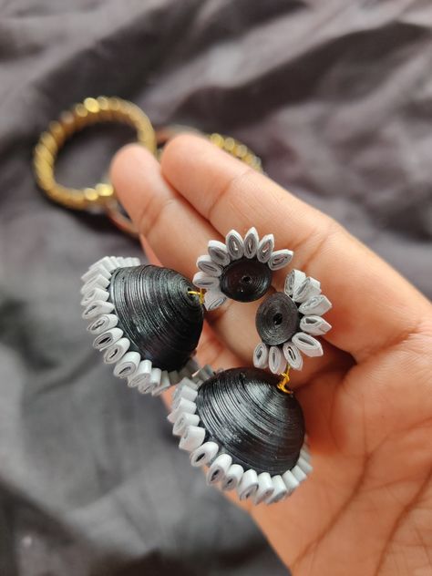 Jhumka Clay Jhumka, Quilling Earrings Jhumkas, Quilling Jhumkas, Quilling Jewellery, Diy Quilling Crafts, Bookmark Diy, Paper Quilling Earrings, Black Sunflower, Paper Jewellery