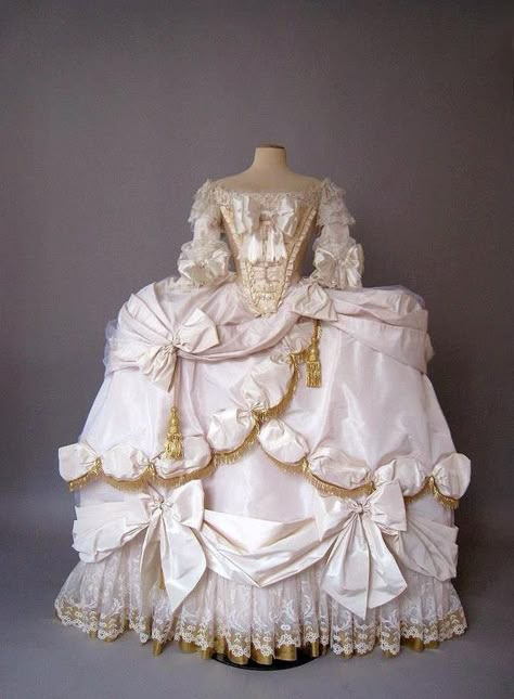 MARIE ANTOINETTE ROBE DE COUR COURT GOWN 1778-79 Court Gown, Marie Antoinette Dresses, Era Victoria, Gaun Abad Pertengahan, 1700 Fashion, Rococo Fashion, Modern Costumes, 일본 패션, Victorian Ladies