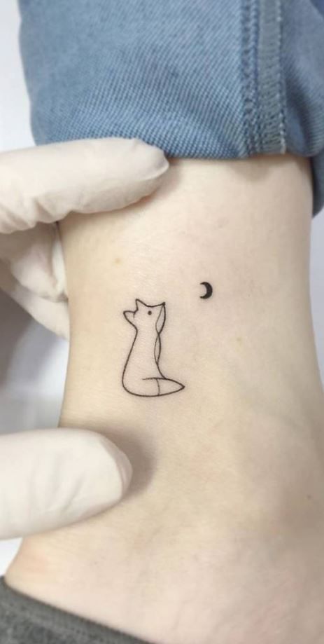 145 Captivating Fox Tattoos, Ideas, and Meanings - Tattoo Me Now Fox Henna Tattoo, Boho Fox Tattoo, Wolf Moon Tattoo Women, Mother Fox Tattoo, Fox Finger Tattoo, Small Fox Tattoo Men, Fox Ankle Tattoo, Fox Silhouette Tattoo, Skunk Tattoo Simple