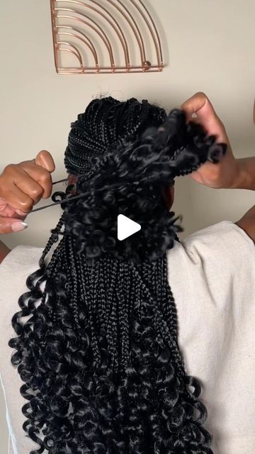 Savannah on Instagram: "Claw clips make any style effortless🤌🏽 . . . #protectivestyles #braidstyles #frenchcurlbraid #boxbraids , claw clip styles, protective hair styles, french curl braids, hair styles" How To Style Braids With Claw Clips, Claw Clip On Braids, Claw Clip Hairstyles Braids, Claw Clip Braids, Claw Clip Styles, French Curl Braids, Curl Braids, French Curls, Curled Ends