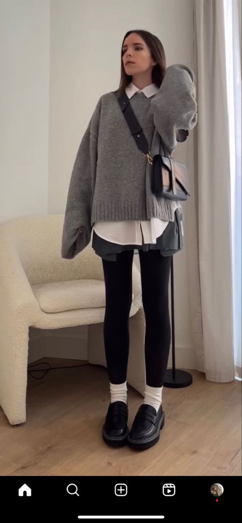 Button Down Shirt Sweater Outfit, Gray Sweater Outfit Ideas, Gray Jumper Outfit, Gray Pullover Outfit, Dark Grey Sweatshirt Outfit, Grey Knit Sweater Outfit, Grey Pullover Outfit, Grey Sweatshirt Outfit, Chunky Clothes