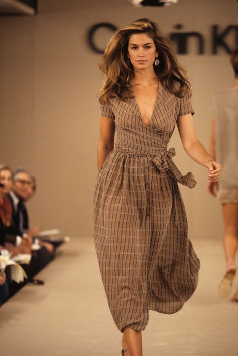 Cindy Crawford Young, Calvin Klein Runway, Cindy Crawford Style, 1990 Style, Models 90s, Original Supermodels, 80s And 90s Fashion, 90s Models, Modern Vintage Fashion