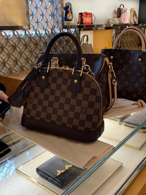 Louis Vuitton Purse Aesthetic, Louis Vuitton Aesthetic Bag, Lv Purse Aesthetic, Lv Handbags Aesthetic, Black Luis Viton Bag, Black Louis Vuitton Bag, Lv Alma, Expensive Purses, Sac Louis Vuitton