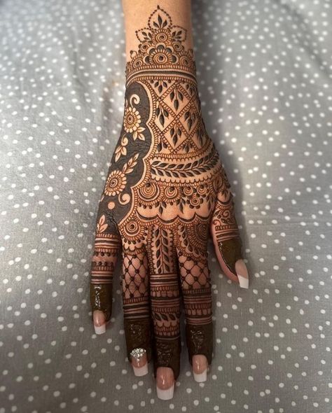 Mehndi Name, Hina Design, Finger Mehndi Style, Back Hand Henna Design, Mehndi Book, Back Hand Henna, Finger Mehndi, Full Mehndi, Mehendi Art