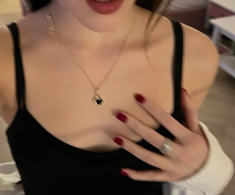 Dark Color Outfits Aesthetic, Feminine Hands Aesthetic, Dark Coquette Room, Maggie Lindemann, Taylor Momsen, Dark Feminine Aesthetic, Red Nail, Selfie Ideas Instagram, Foto Ideas Instagram