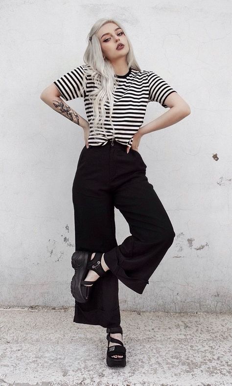 Wide Leg Pants Outfit Grunge, Casual Punk Outfits For Women, Pants Wide Leg Outfit, Disturbia Outfit, Rock Dress Outfit, Punk Casual Outfits, Women Alternative Fashion, Wide Hips Outfit, Punk Outfits For Women