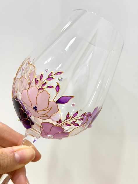 Spring Painted Wine Glasses, Glass Painting With Acrylic Paint, Easy Wine Glass Painting Ideas, Cute Wine Glass Painting Ideas, Painted Wine Glasses Ideas Simple, Girly Wine Glasses, Painting On Glass Bottles, Painted Glass Cups, Glass Cup Painting Ideas