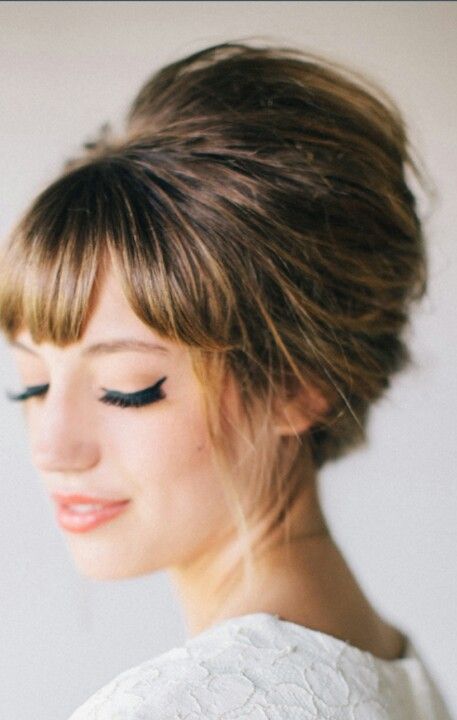 Hair Updos With Bangs, Updos With Bangs, Beehive Hairstyles, Wedding Hair Bangs, 60s Hair, Simple Prom Hair, Bouffant Hair, Up Dos, Trendy Hair Color