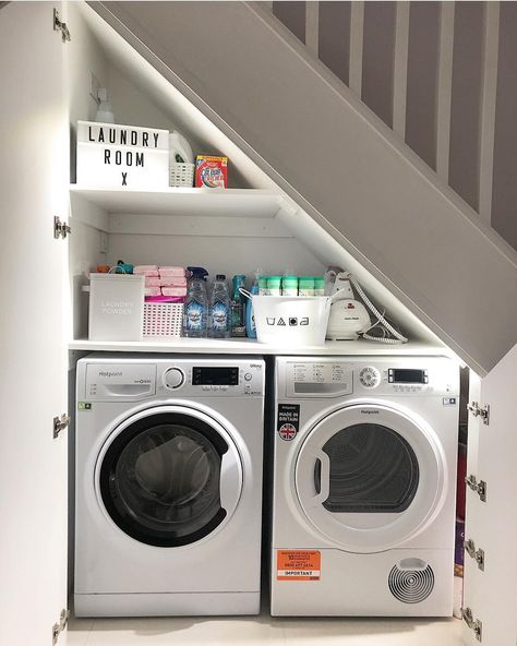 Washer/dryer under stairs Kitchen Under Stairs, Laundry Room Decor Ideas, Room Under Stairs, Apartemen Studio, تحت الدرج, Laundry Room Ideas Small Space, Stylish Laundry Room, Staircase Storage, Basement Laundry