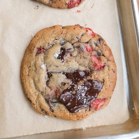 Strawberry Chocolate Cookies Pink Chocolate Chip Cookies Recipe, Chocolate Strawberry Cookies, Strawberry Cookie Recipe, Chocolate Raspberry Cookies, Strawberry Chocolate Chip Cookies, Lemon Yogurt Cake, Raspberry Cookies, Lemon Yogurt, White Chocolate Cookies