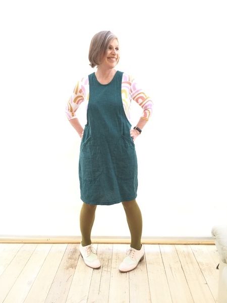 Helen's Closet York Pinafore pattern review by sheilasewsherclothes York Pinafore, Pinafore Pattern, Kantha Embroidery, Vogue Patterns, Sewing Class, Fitted Skirt, Sewing Techniques, Choose The Right, Overall Shorts