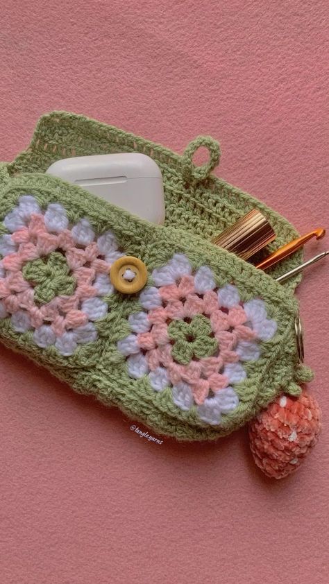 From Cute Animals to Funky Shapes: Crochet Pencil Topper Inspiration Whip Up These Quick Crochet Granny Square Pouch Free Pattern, Crochet Pouch Free Pattern, Easy Crochet Pouch, Crochet Pencil Pouch, Granny Square Pouch, Crochet Pencil Case, Crochet Studio, Pouch Ideas, Designs Aesthetic