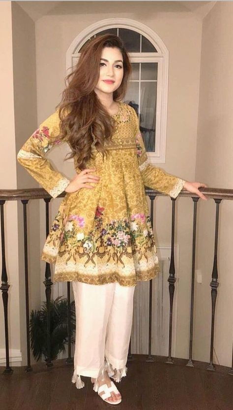 New Kurti, Gaun Fashion, Pakistani Fashion Casual, Pakistani Dresses Casual, Pakistani Fashion Party Wear, Salwar Kamiz, Kurti Design, Beautiful Pakistani Dresses, Sleeves Designs For Dresses