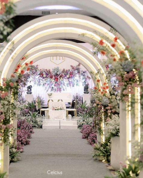 Entry Arch, Pre Wedding Photoshoot Theme, Dekorasi Wedding, Wedding Entry, Wedding Walkway, Indoor Wedding Decorations, Moodboard Wedding, Wedding Walk, White And Gold Decor