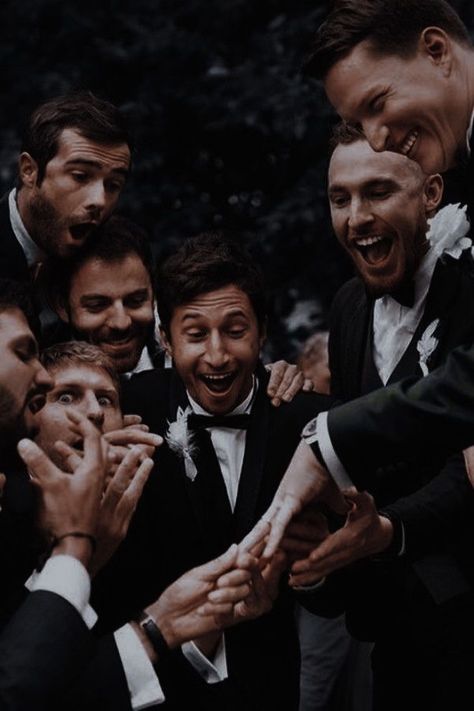 Groomsmen Pics Photo Ideas, Picture For Wedding Photo Ideas, Wedding Poses Bride And Groomsmen, Wedding Photo Ideas For Photographers Family, Wedding Pictures Guests, Small Wedding Group Photos, Cool Wedding Poses, Wedding Pic Ideas Unique, Trending Wedding Photos