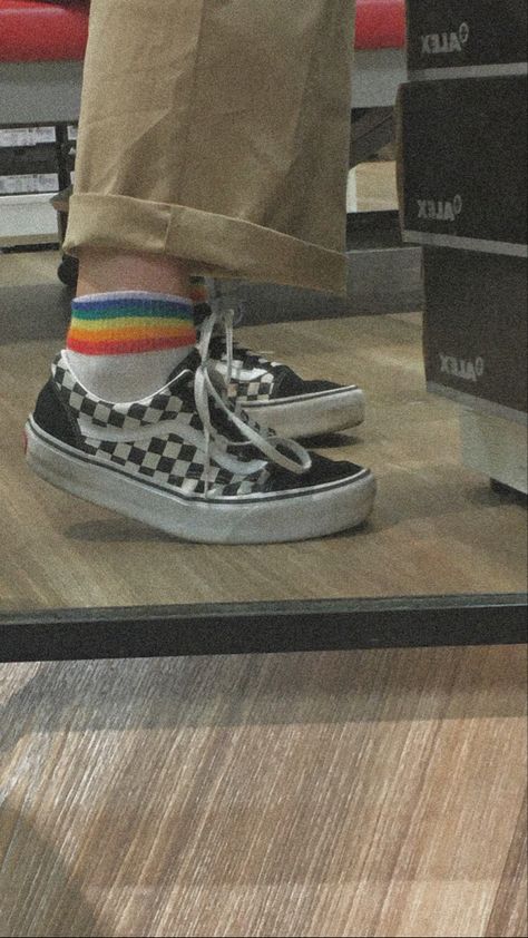 Worn Out Vans Aesthetic, Aesthetic Vans Shoes, Vans Aesthetic Outfit, Vans And Socks, Vans Shoes Aesthetic, Vans With Socks, Socks With Vans, Aesthetic Vans, Aesthetic Tennis